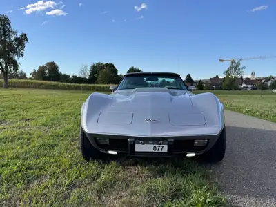 Chevrolet Corvette 25th Anniversary — Légende américaine, motorisation V8 authentique — vista posteriore