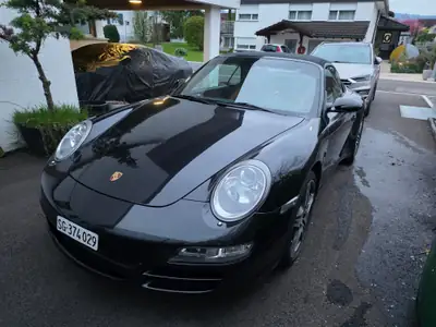 Porsche 911 Carrera 4 Cabriolet — Chef-d'œuvre décapotable, 325 ch et transmission manuelle — vista esterna