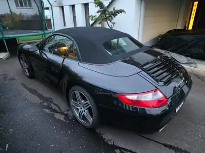 Porsche 911 Carrera 4 Cabriolet — Chef-d'œuvre décapotable, 325 ch et transmission manuelle — vista posteriore
