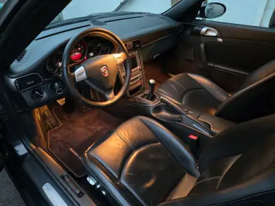 Porsche 911 Carrera 4 Cabriolet — Chef-d'œuvre décapotable, 325 ch et transmission manuelle — cruscotto