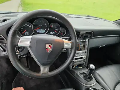Porsche 911 Carrera 4 Cabriolet — Chef-d'œuvre décapotable, 325 ch et transmission manuelle — Miniatura 8