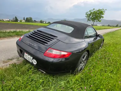 Porsche 911 Carrera 4 Cabriolet — Chef-d'œuvre décapotable, 325 ch et transmission manuelle — Miniatura 10