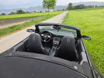 Porsche 911 Carrera 4 Cabriolet — Chef-d'œuvre décapotable, 325 ch et transmission manuelle — Miniatura 13