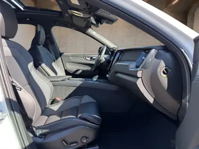 Volvo XC60 2.0 T6 TE Black Edition eAWD — SUV hybride rechargeable performant, quasi-neuf — Miniatura 16