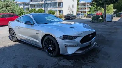 Ford Mustang 5.0 V8 GT — Coupé légendaire, 450 ch purs, première main suisse — side view