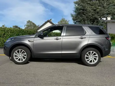 Land Rover Discovery Sport 2.0 TD4 HSE — SUV 7 places, diesel robuste, entretien suivi — Heckansicht
