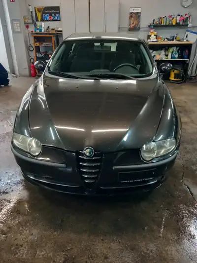 Alfa Romeo 147 1.6 TS 105 Impulso — Berline italienne compacte, entretien maîtrisé — Seitenansicht