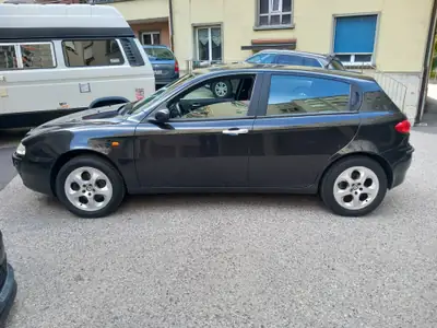 Alfa Romeo 147 1.6 TS 105 Impulso — Berline italienne compacte, entretien maîtrisé — Außenansicht