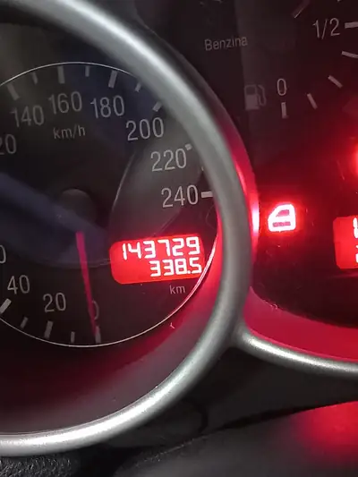 Alfa Romeo 147 1.6 TS 105 Impulso — Berline italienne compacte, entretien maîtrisé — Innenraum