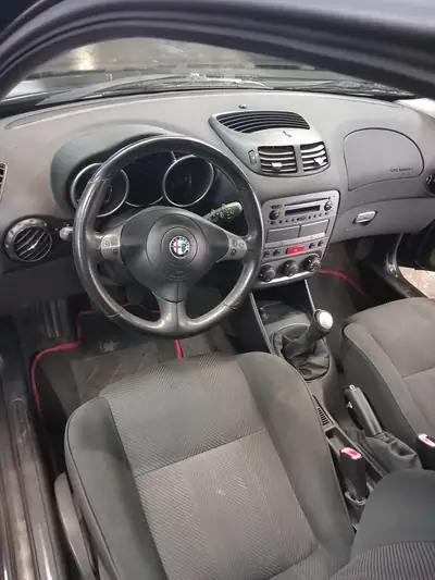 Alfa Romeo 147 1.6 TS 105 Impulso — Berline italienne compacte, entretien maîtrisé — Detail