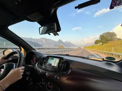 Fiat 500C Cabrio 1.2 Star — Décapotable pétillante, toiture rouge emblématique — Miniatura 7