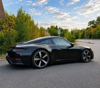Porsche 911 Carrera 3.0 PDK 2024 — 394 ch, faible kilométrage, équipement sport premium — côté