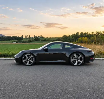 Porsche 911 Carrera 3.0 PDK 2024 — 394 ch, faible kilométrage, équipement sport premium — vue extérieure