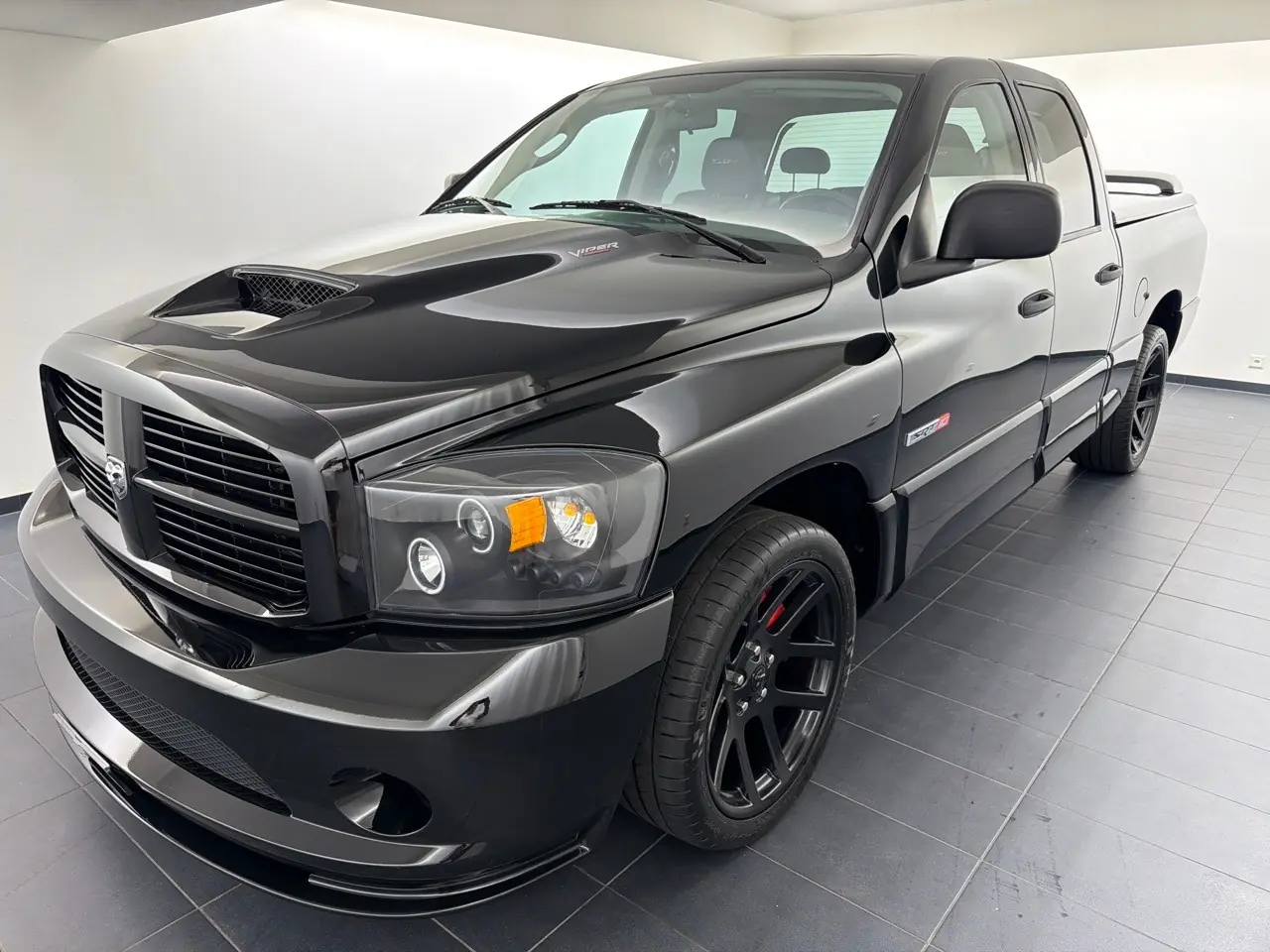 Dodge Ram 1500 SRT-10 — Monstre américain 507 ch, exemplaire rare en configuration 4 portes