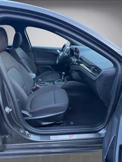 Ford Focus 2.0 TDCi ST Line — Diesel performant, entretien complet, équipements premium — Miniatura 13