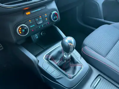 Ford Focus 2.0 TDCi ST Line — Diesel performant, entretien complet, équipements premium — Miniatura 19