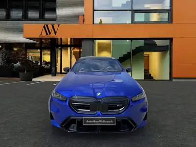BMW M5 xDrive 2026 — Berline haute performance hybride rechargeable, seulement 6500 km — fianco