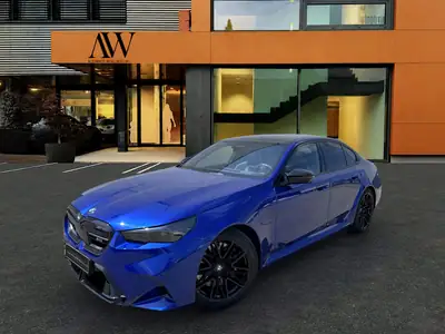 BMW M5 xDrive 2026 — Berline haute performance hybride rechargeable, seulement 6500 km — interni