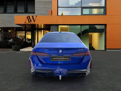 BMW M5 xDrive 2026 — Berline haute performance hybride rechargeable, seulement 6500 km — dettaglio