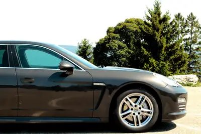 Porsche Panamera 4.8 V8 4S PDK — Gran turismo sportif, 400 ch et transmission intégrale — Seitenansicht