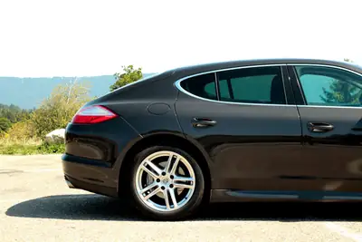 Porsche Panamera 4.8 V8 4S PDK — Gran turismo sportif, 400 ch et transmission intégrale — Heckansicht