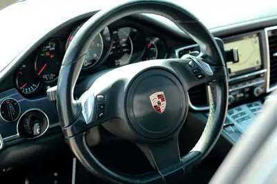 Porsche Panamera 4.8 V8 4S PDK — Gran turismo sportif, 400 ch et transmission intégrale — Detail