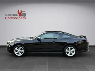 Ford Mustang 3.7 V6 Coupé — Muscle-car américain, frais du service et MFK — Heckansicht