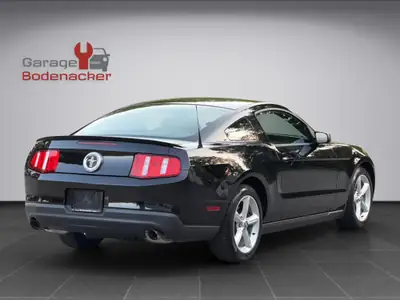 Ford Mustang 3.7 V6 Coupé — Muscle-car américain, frais du service et MFK — Armaturenbrett