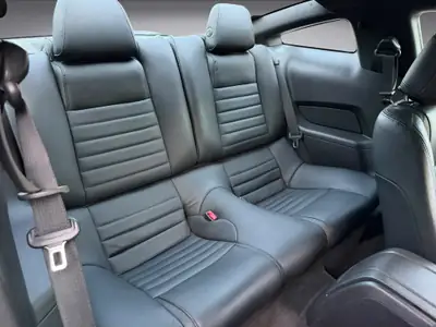 Ford Mustang 3.7 V6 Coupé — Muscle-car américain, frais du service et MFK — Miniatur 12