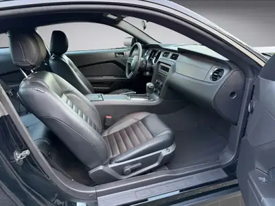 Ford Mustang 3.7 V6 Coupé — Muscle-car américain, frais du service et MFK — Miniatur 13