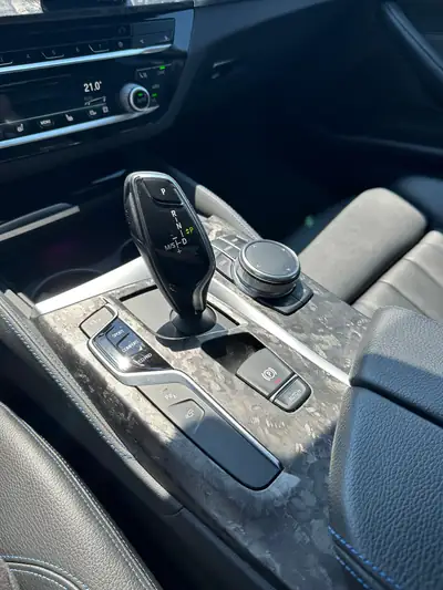 BMW 520d xDrive — Berline premium diesel, faible kilométrage et traction intégrale — Miniature 9