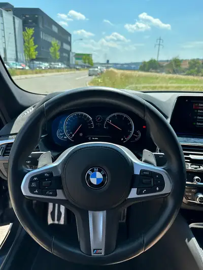 BMW 520d xDrive — Berline premium diesel, faible kilométrage et traction intégrale — Miniature 8