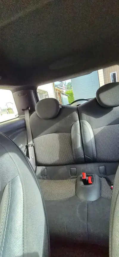 MINI Cooper S 1.6i — Trois portes sportive, moteur turbo 175 ch, entretien récent — Heckansicht