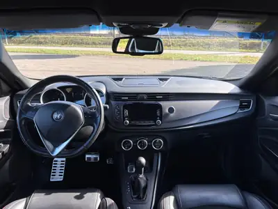 Alfa Romeo Giulietta 1750 TBi Veloce TCT — Sportive compacte, 240 ch et consommation maîtrisée — intérieur