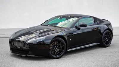 Aston Martin V12 Vantage S Sportshift — Coupé sport britannique, 573 ch, quasi neuf — vista esterna