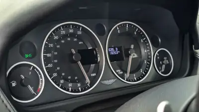 Aston Martin V12 Vantage S Sportshift — Coupé sport britannique, 573 ch, quasi neuf — fianco