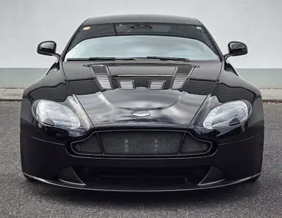 Aston Martin V12 Vantage S Sportshift — Coupé sport britannique, 573 ch, quasi neuf — vista posteriore