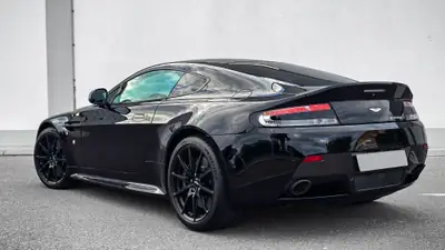 Aston Martin V12 Vantage S Sportshift — Coupé sport britannique, 573 ch, quasi neuf — Miniatura 12