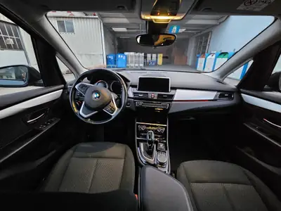 BMW 218 Active Tourer 218i — Monospace compact pratique, entretien réduit — cruscotto