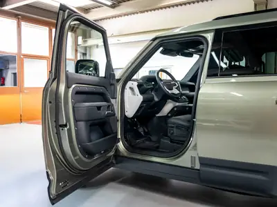 Land Rover Defender 110 3.0 D I6 250 — SUV robuste, diesel performant, 29 900 km — Miniatura 13