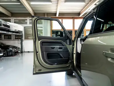 Land Rover Defender 110 3.0 D I6 250 — SUV robuste, diesel performant, 29 900 km — Miniatura 26