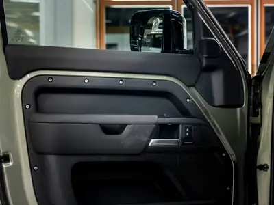 Land Rover Defender 110 3.0 D I6 250 — SUV robuste, diesel performant, 29 900 km — Miniatura 29