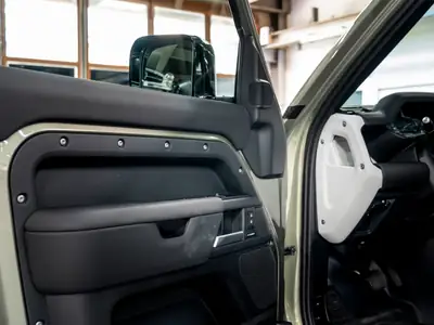 Land Rover Defender 110 3.0 D I6 250 — SUV robuste, diesel performant, 29 900 km — Miniatura 28