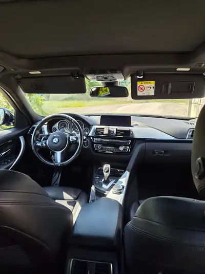 BMW 330d xDrive Touring — Break diesel performant, 247 000 km, sans sinistre — tableau de bord