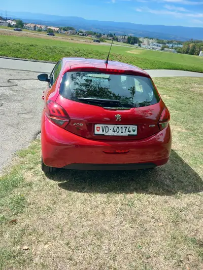 Peugeot 208 1.2 PureTech — Citadine urbaine économique, 31 200 km seulement — Heckansicht