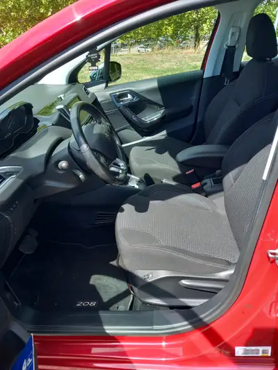 Peugeot 208 1.2 PureTech — Citadine urbaine économique, 31 200 km seulement — Armaturenbrett