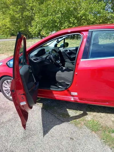 Peugeot 208 1.2 PureTech — Citadine urbaine économique, 31 200 km seulement — Innenraum
