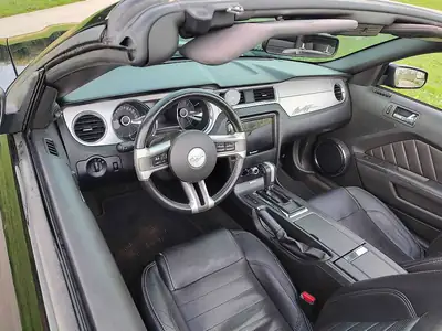 Ford Mustang V6 Cabriolet 2014 — Légende américaine décapotable, 305 ch — Innenraum