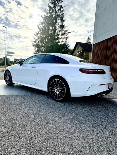 Mercedes-Benz E 200 AMG Line 4Matic — Coupé sportif 2022, moins de 60'000 km — fianco