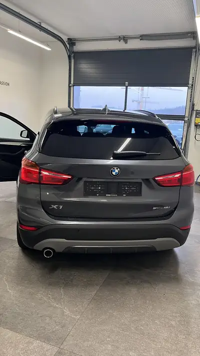 BMW X1 18i sDrive — SUV compact urbain, moteur essence fiable et consommation maîtrisée — fianco